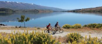 Cycling alongside Lake Dunstan | James Jubb, Tourism Central Otago